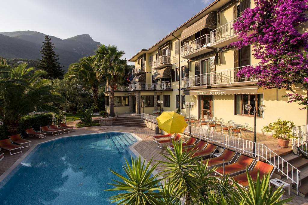 Hotel Sorriso トスコラーノ・マデルノ エクステリア 写真